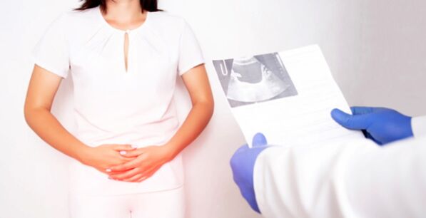 Mujer con cistitis bacteriana diagnosticada por un médico